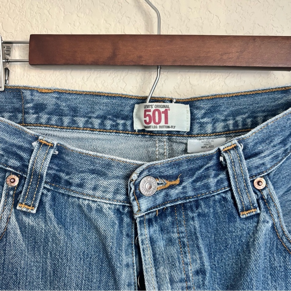 Levi’s 501 Original Button Fly 33x34 Distressed Light Wash Straight Jeans - Picture 4 of 10